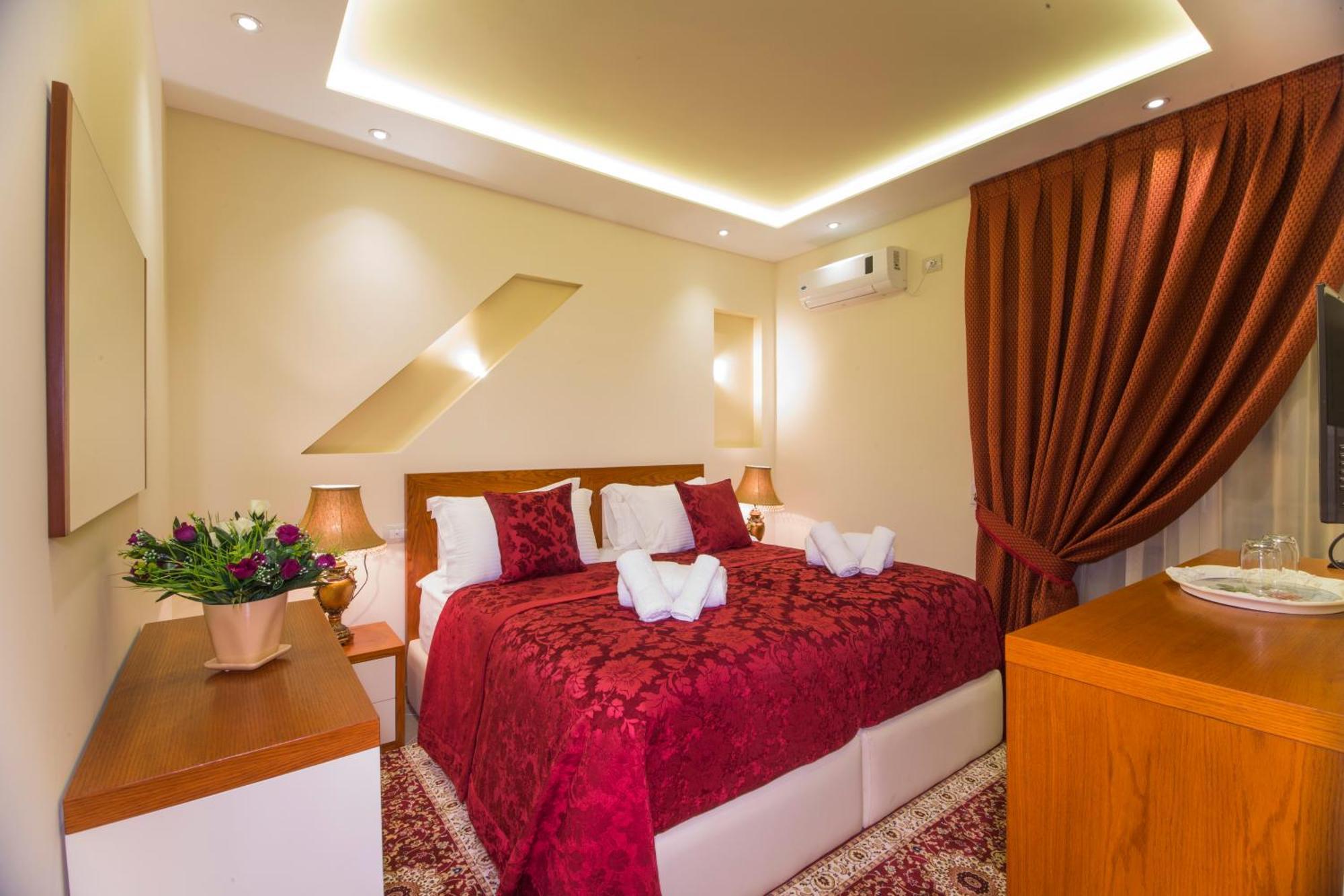 Vila Tako - Hotel Tirana Buitenkant foto